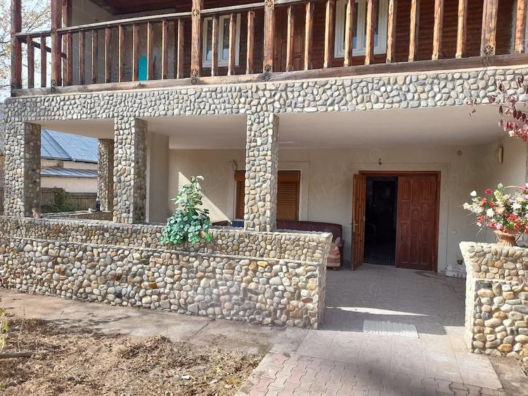 Casă cu 6 camere cu Teren 2600 Mp în Vedea
