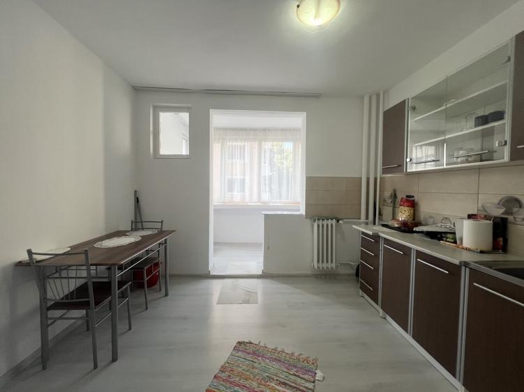 Apartament cu 3 camere semidecomandat, mobilat în Girocului