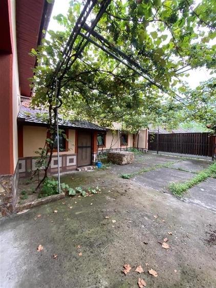 Casă individuală cu 6 camere cu Teren 1800 Mp în Curățele