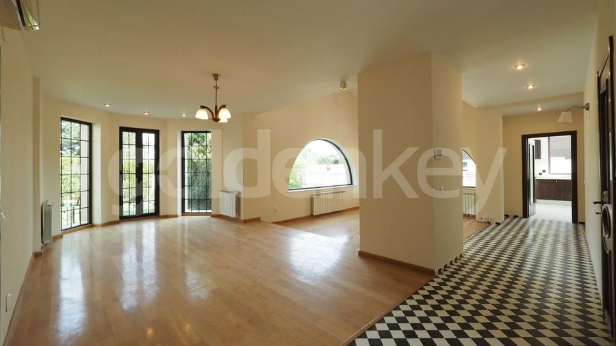 Vila individuala cu 5 camere, piscina exterioara si gradina amenajata - 2