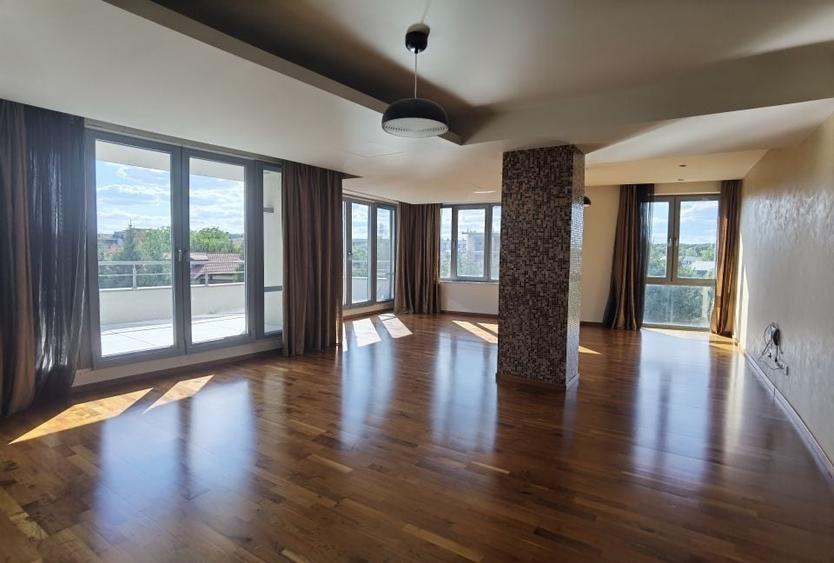 Apartament cu 4 camere semidecomandat, mobilat în Iancu Nicolae