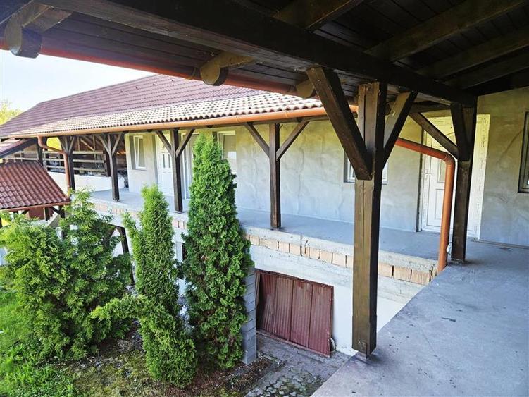 Casă individuală cu 13 camere cu Canalizare în Hetiur