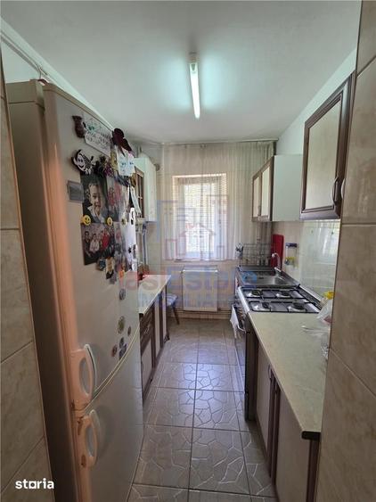Apartament cu 3 camere semidecomandat, mobilat în Dacia