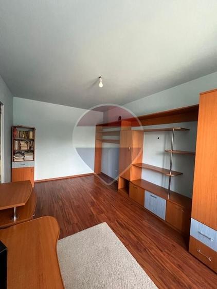 Apartament cu 2 camere semidecomandat, mobilat în Cina