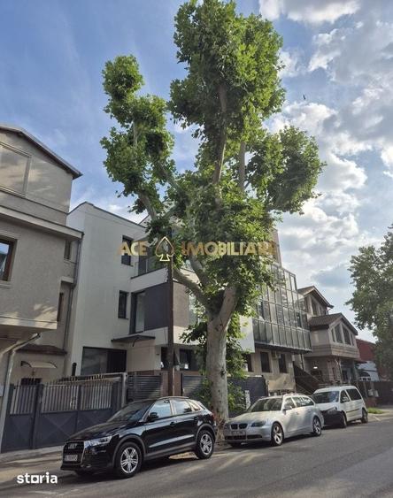 Casă cu 8 camere cu Teren 100 Mp în Tineretului
