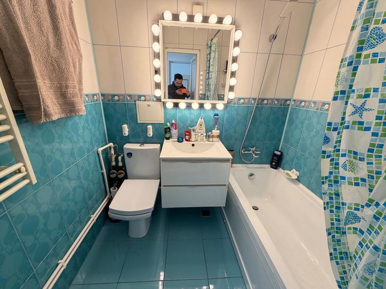 Apartament cu 3 camere semidecomandat, mobilat în Titan