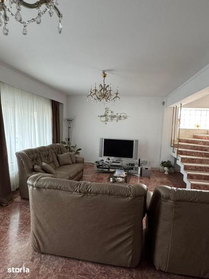 Casă cu 5 camere cu Teren 89 Mp în Străulești
