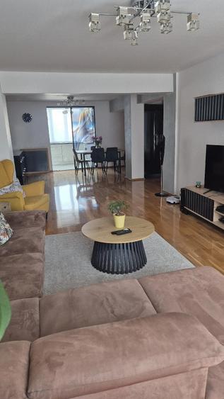 Apartament cu 4 camere decomandat în 22 Decembrie