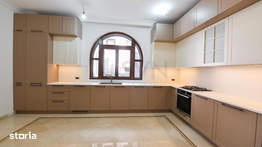 Casă cu 10 camere cu Teren 468 Mp în Cotroceni