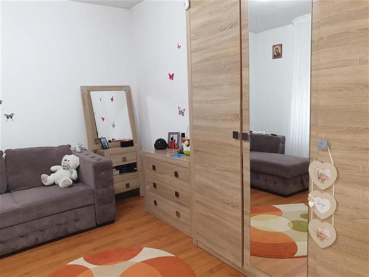 Casă individuală cu 4 camere cu Canalizare în Vest