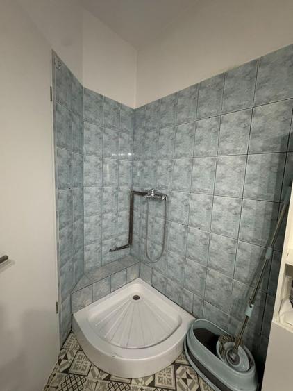 Apartament cu 3 camere semidecomandat în P-ța Victoriei