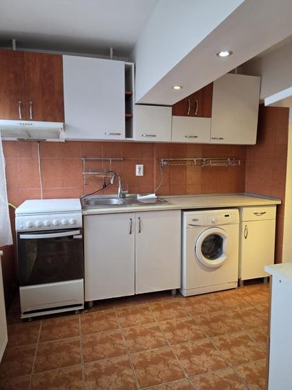 Apartament cu 3 camere decomandat, mobilat în Centru Civic