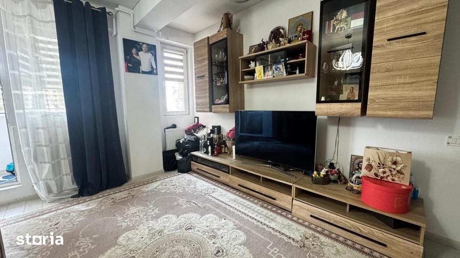 Apartament cu 3 camere decomandat în Roșu