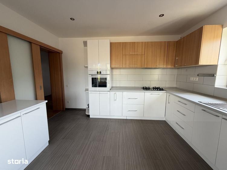 Casă cu 4 camere cu Teren 706 Mp în Dumbrăvița