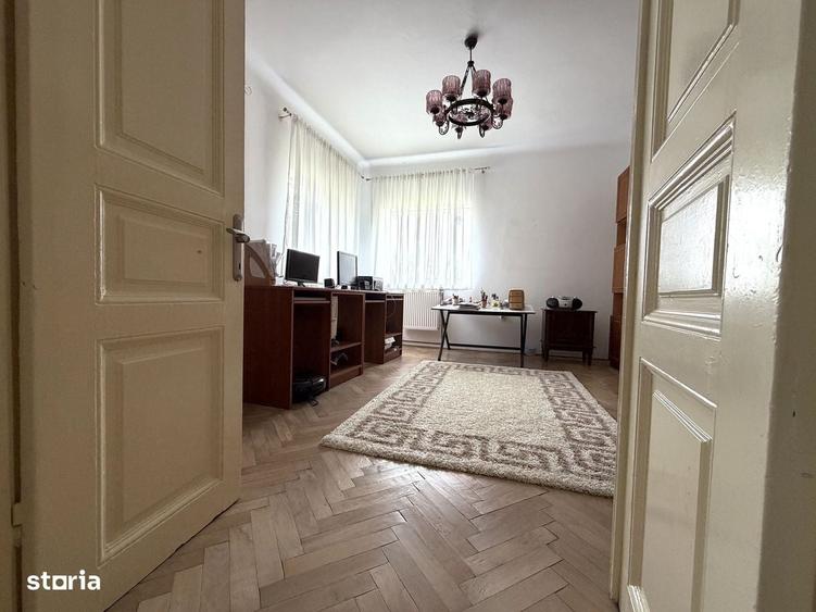 Casă cu 4 camere în Central