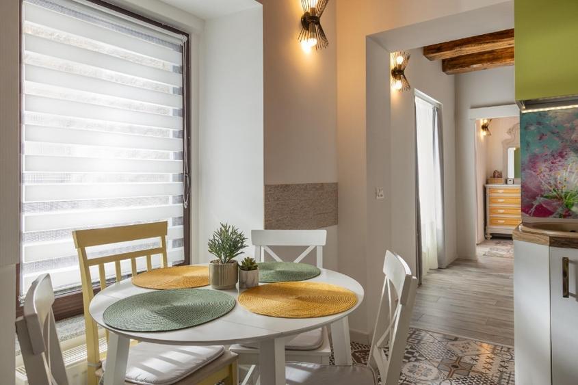 Apartament cu 5 camere decomandat, mobilat în Centrul Istoric