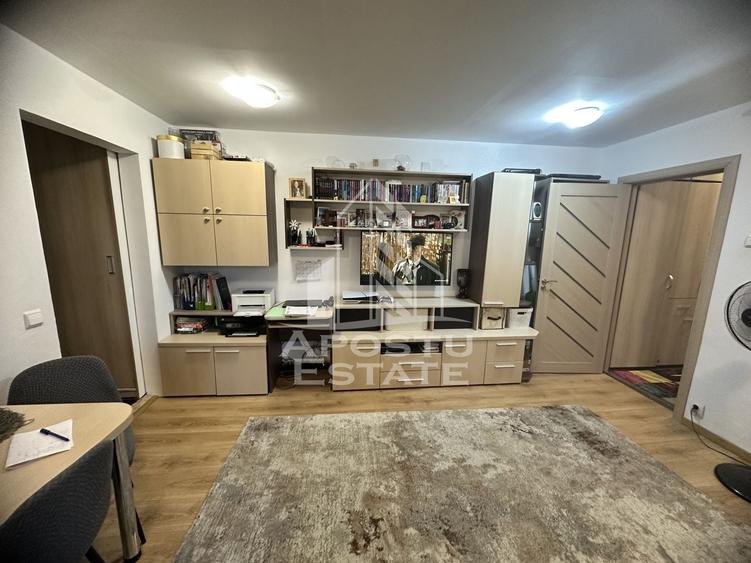 Apartament cu 3 camere semidecomandat, mobilat în Buziașului
