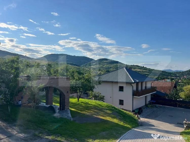 Casă cu 4 camere cu Teren 1200 Mp în Central
