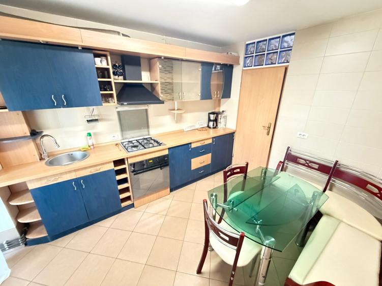Apartament cu 3 camere decomandat în Nicolina