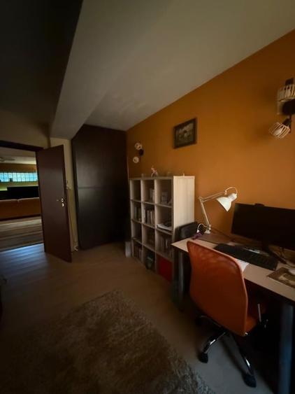 Apartament cu 4 camere semidecomandat, mobilat în Roșu