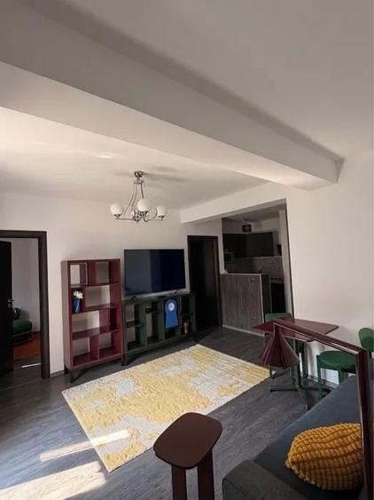 Apartament cu 3 camere semidecomandat, mobilat în Dămăroaia
