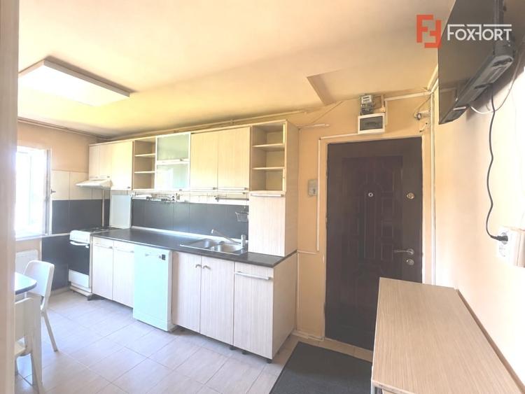 Apartament cu 3 camere semidecomandat, mobilat în Dâmbovița