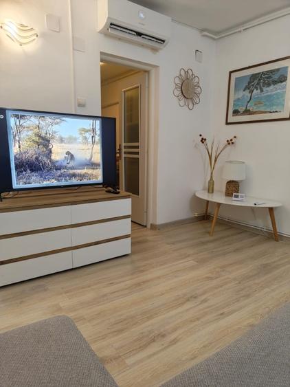 Apartament cu 3 camere semidecomandat în Faleza Nord