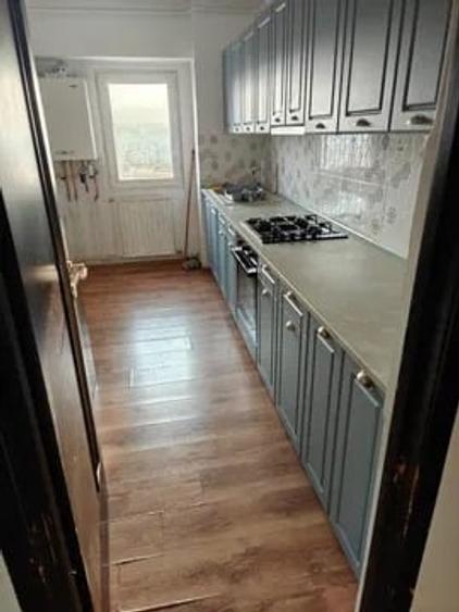Apartament cu 3 camere decomandat, mobilat în Nicolina