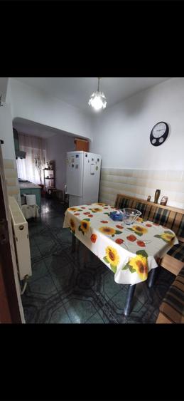 Apartament cu 3 camere semidecomandat, mobilat în Central