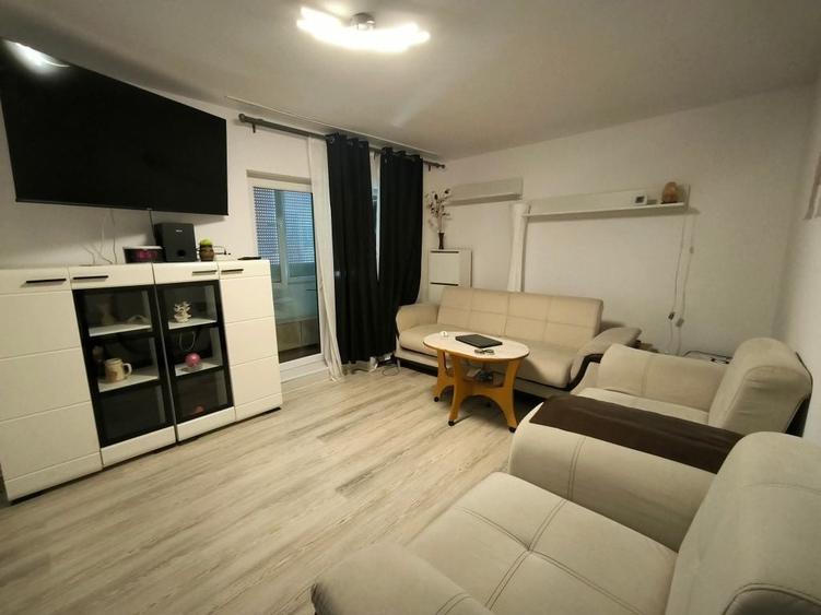 Apartament cu 3 camere decomandat în Între Lacuri