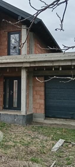 Casă individuală cu 5 camere cu Teren 1200 Mp în Central