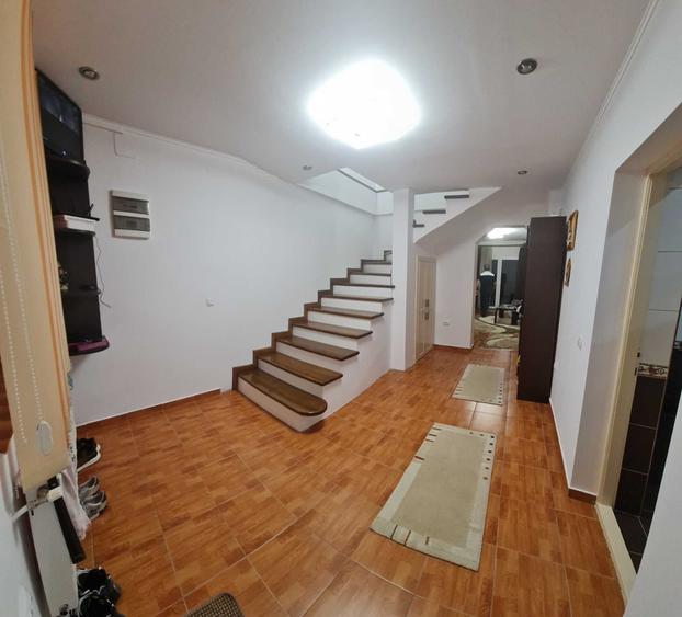 Casă cu 4 camere în Central