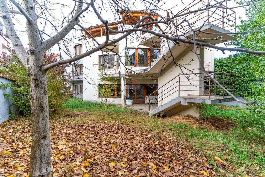 Casă individuală cu 8 camere cu Teren 760 Mp în Europa