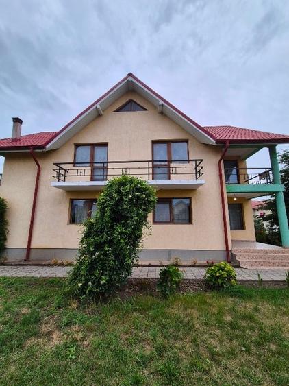 Casă individuală cu 4 camere cu Teren 1718 Mp în Siretu (Săucești)
