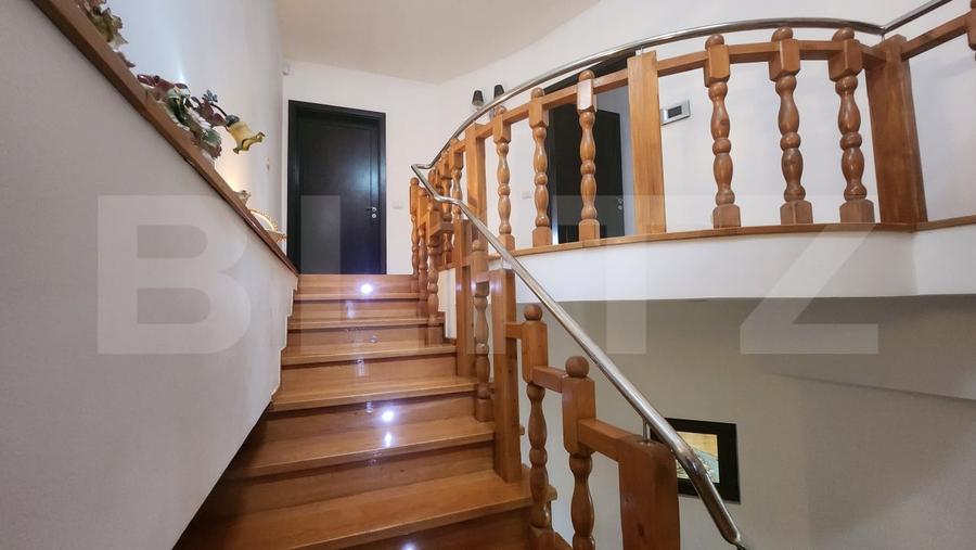 Casă individuală cu 7 camere cu Canalizare în Central