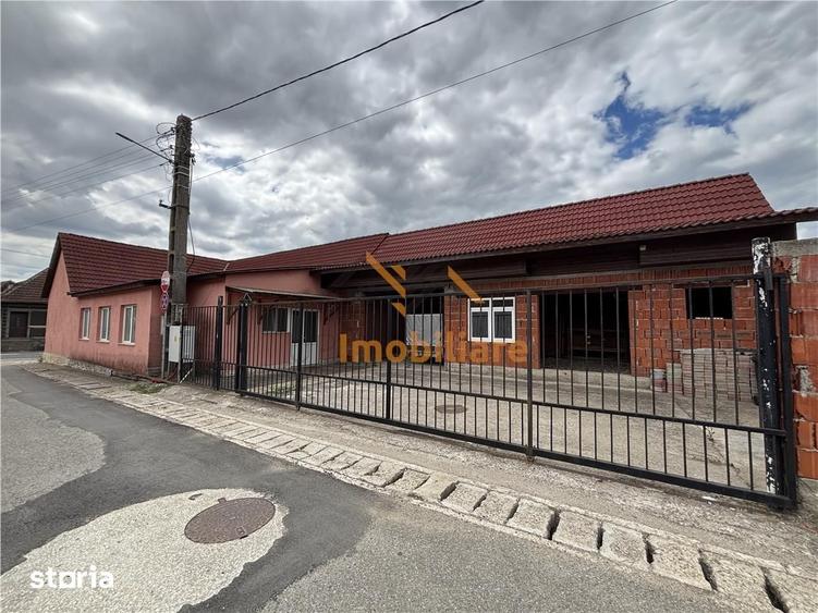 Spațiu comercial, de 320 mp, în Aușeu