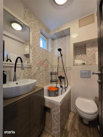 Apartament cu 3 camere semidecomandat în Podu Roș