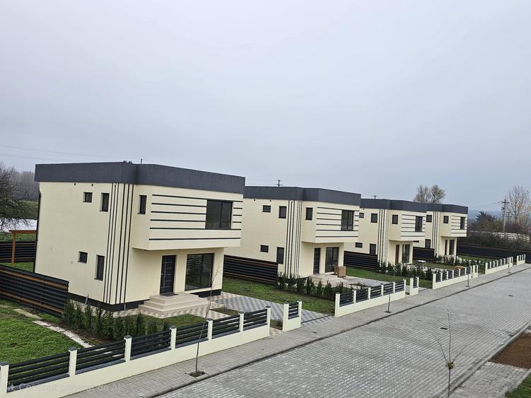 Casă individuală cu 3 camere cu Canalizare în Nord