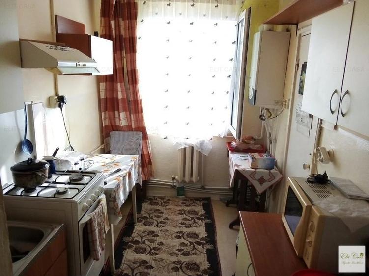 Apartament cu 3 camere semidecomandat, mobilat în Tătărași