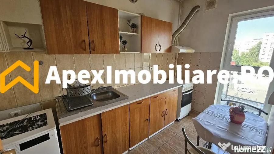 Garsonieră decomandată în Titan