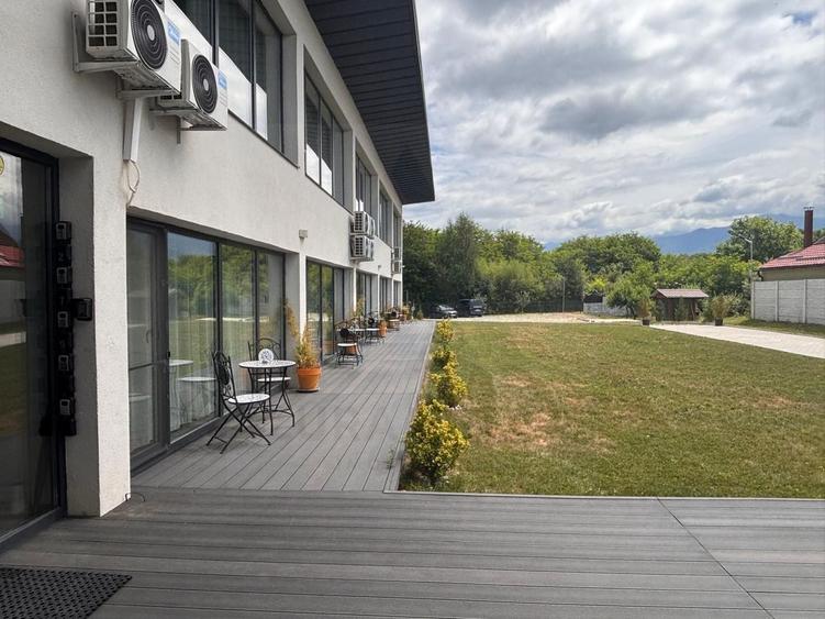 Casă individuală cu 10 camere cu Canalizare în Central