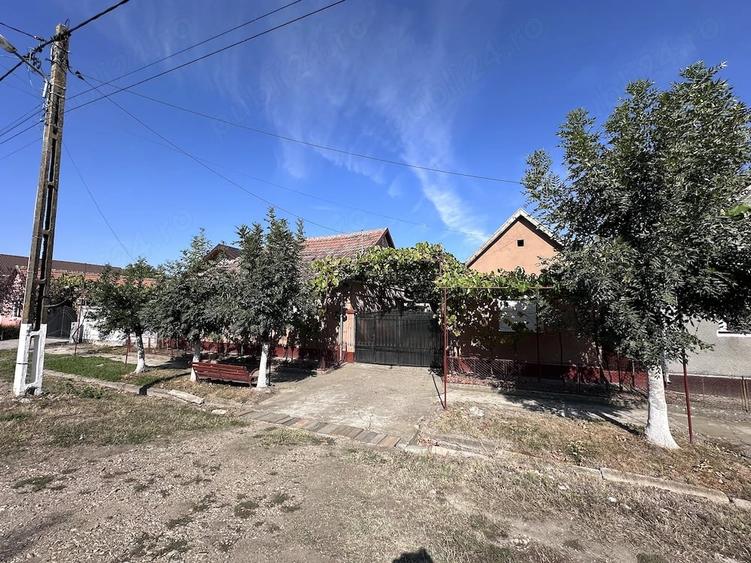 Casă cu Teren 1500 Mp în Apateu