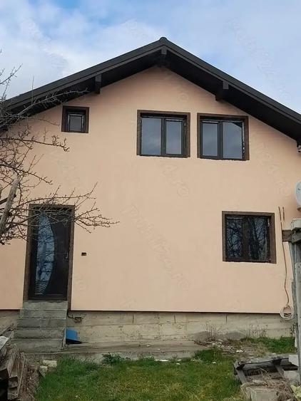Casă cu 4 camere cu Teren 1000 Mp în Miclești