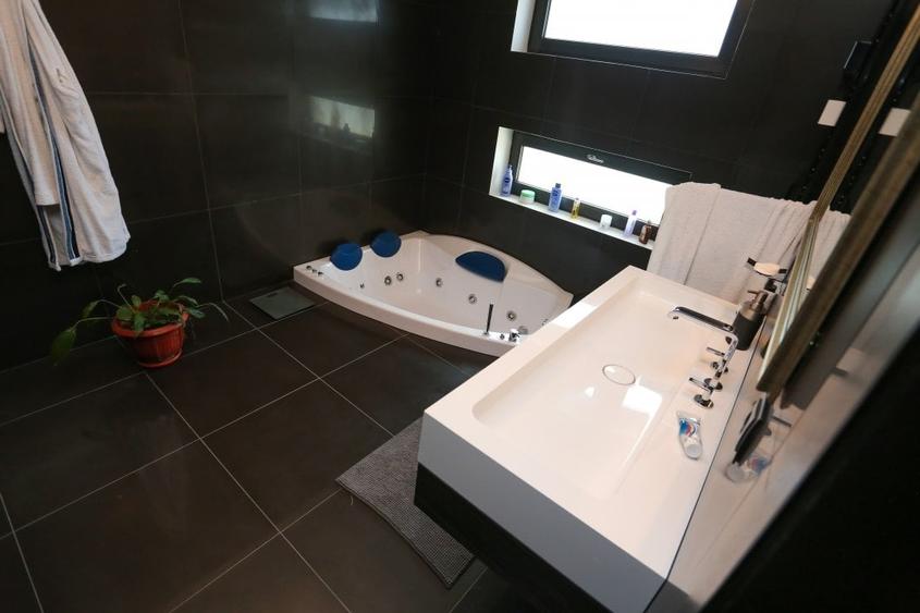 Casă cu 9 camere cu Canalizare în 1 Decembrie