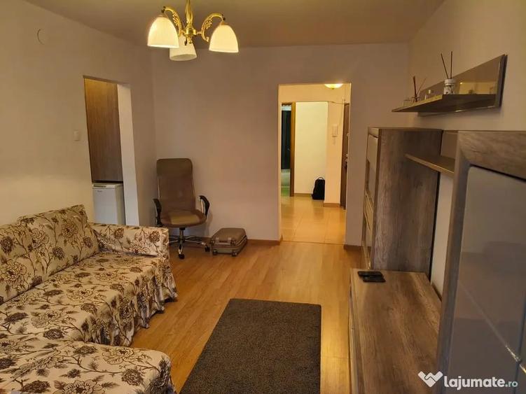 Apartament cu 3 camere decomandat în Lacul Tei