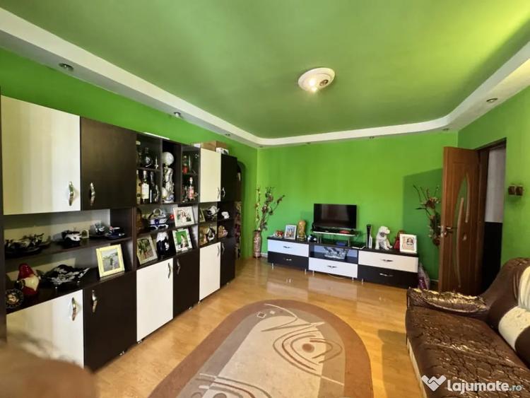 Apartament cu 3 camere semidecomandat în Craiovița Nouă