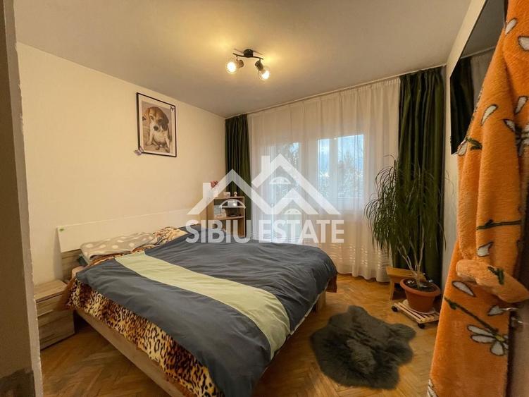 Apartament cu 3 camere semidecomandat, mobilat în Valea Aurie