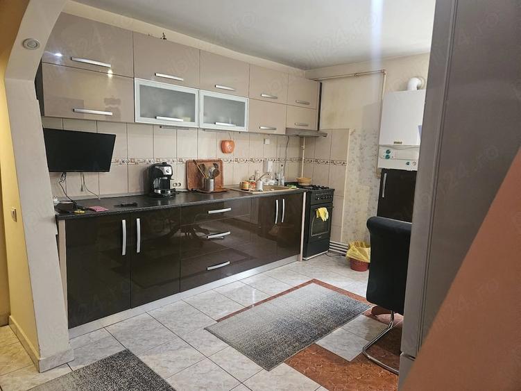 Apartament cu 3 camere semidecomandat în Central