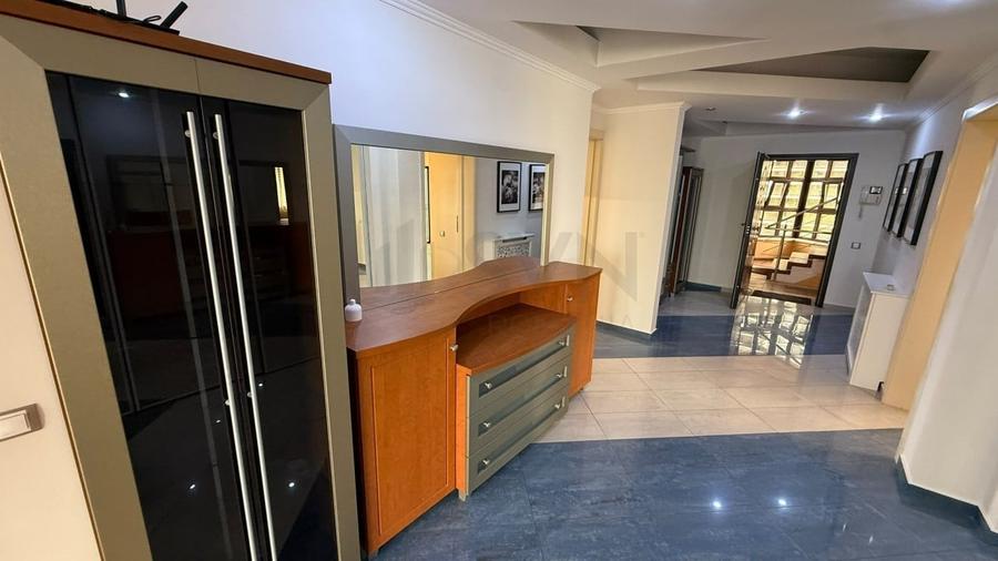 Apartament cu 4 camere decomandat în Herăstrău