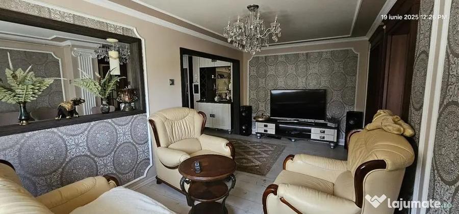 Apartament cu 3 camere decomandat în Micro 16